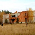Заброшенный лагерь на светлой поляне