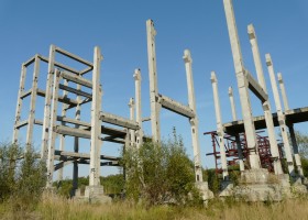 Колонны недостроенного здания