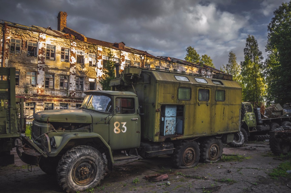 Военные машины в лесу