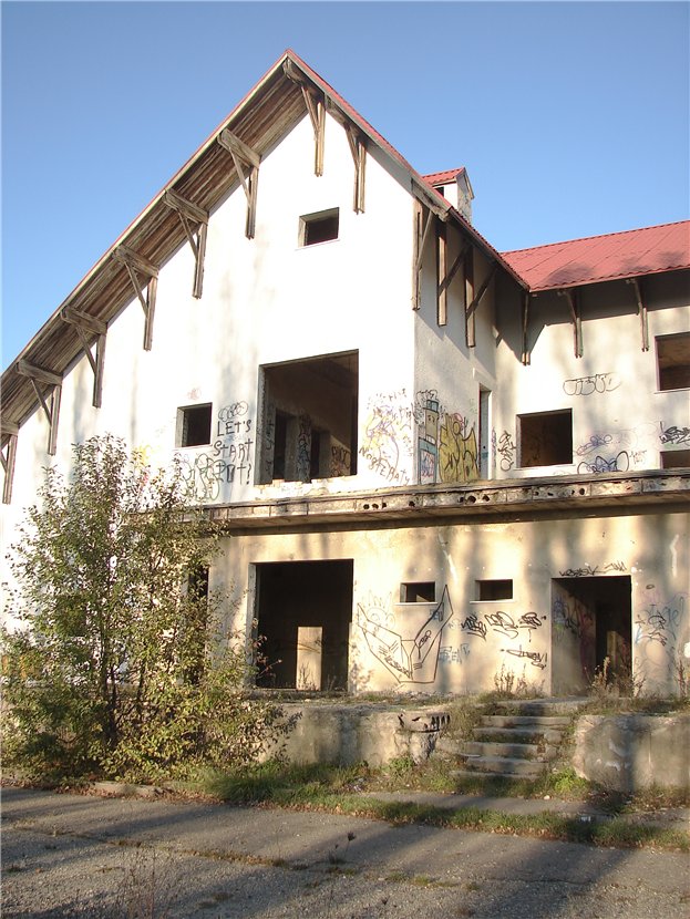 Недостроенная гостиница в парке