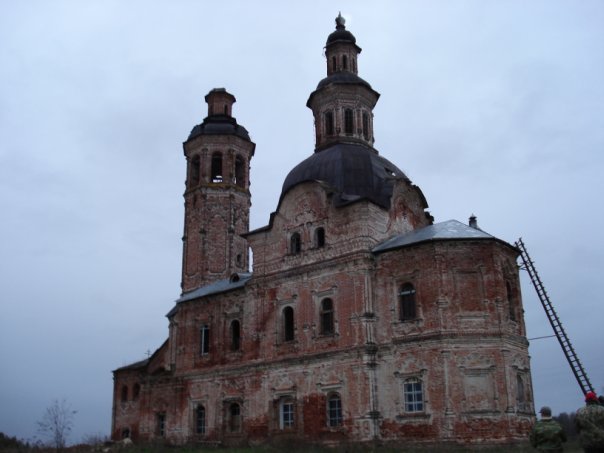 Полузаброшенная церковь. Кировская область.