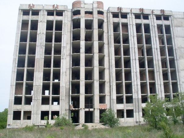 Заброшенный недострой на окраине Кишинёва.