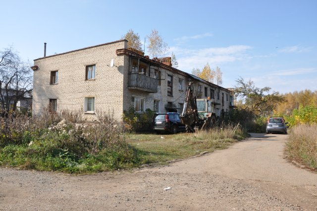 Полуразрушенная часть рядом с ПВО в с. Вознесенское