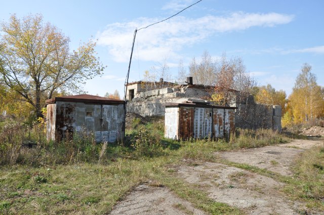 Полуразрушенная часть рядом с ПВО в с. Вознесенское