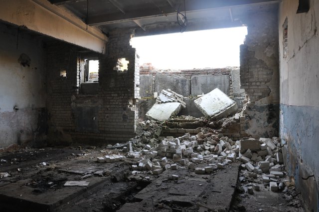 Полуразрушенная часть рядом с ПВО в с. Вознесенское
