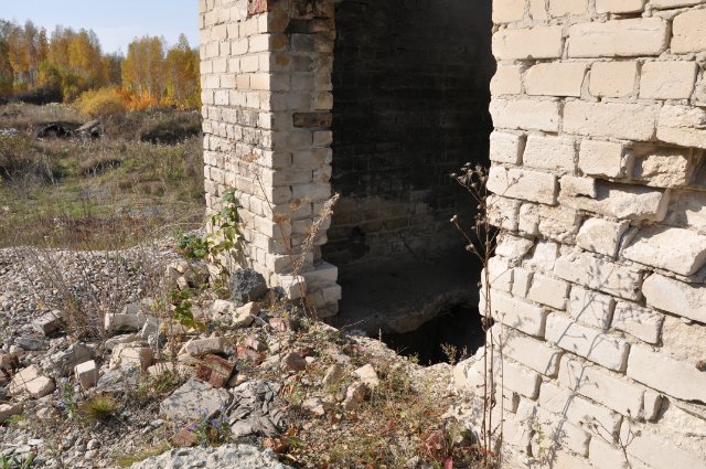 Полуразрушенная часть рядом с ПВО в с. Вознесенское