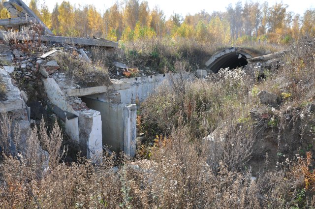 Полуразрушенная часть рядом с ПВО в с. Вознесенское