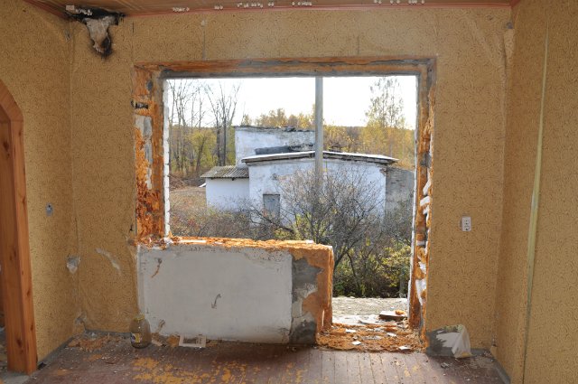 Полуразрушенная часть рядом с ПВО в с. Вознесенское