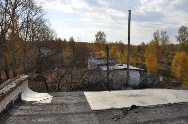 Полуразрушенная часть рядом с ПВО в с. Вознесенское