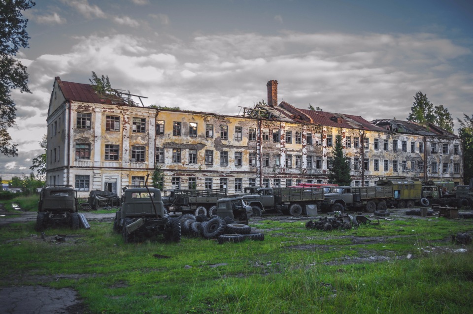 Стоянка списанной военной техники.