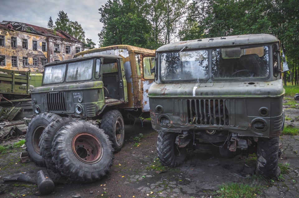 Стоянка списанной военной техники.