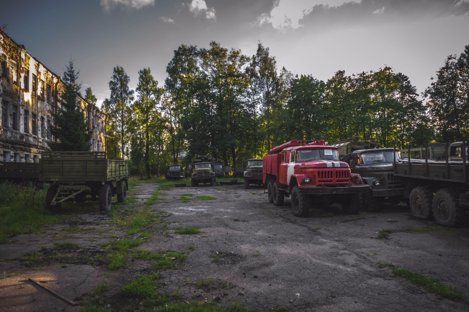 Стоянка списанной военной техники.