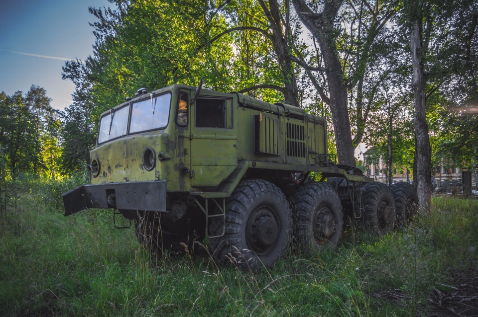 Стоянка списанной военной техники.