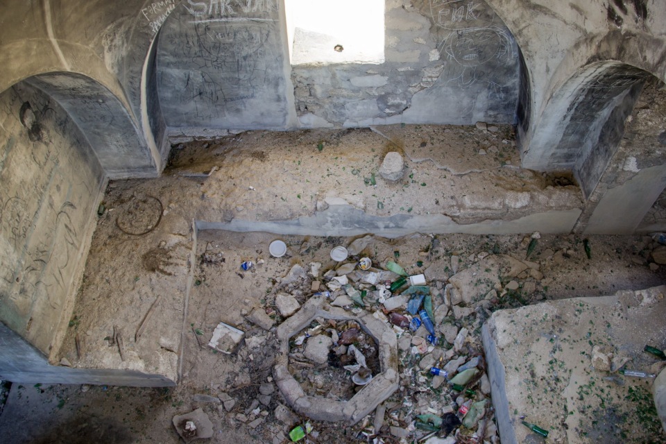 Заброшенная древняя баня